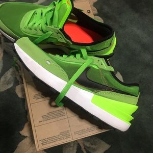 Ladies Nike sneakers-only used 2 times-very comfy and great quality